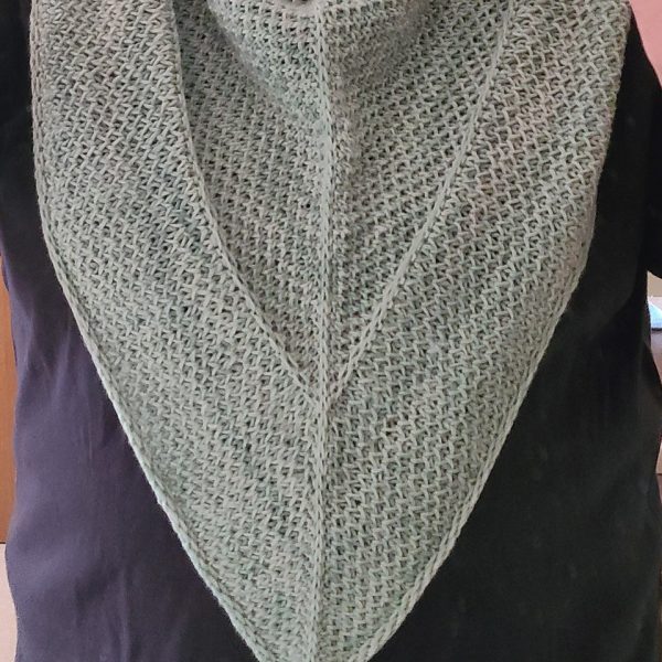A cowlette knit in grey yarn with two brioche patterns and two slipped stitch bands