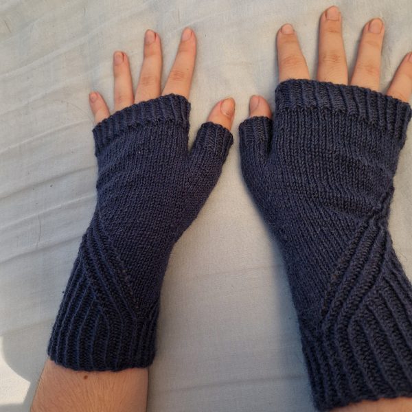 Donna knit her small mitts in Drops Fabel