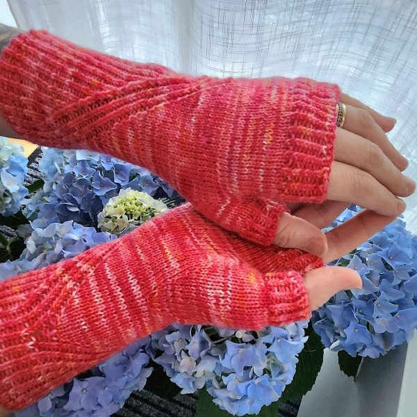 Jessica knit her mitts in Corriedale sock from Skew