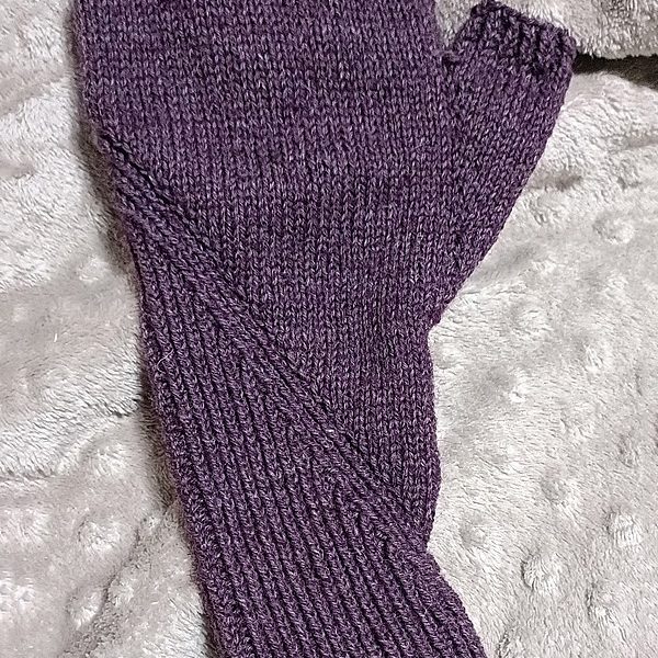 Nouran knit her large mitt in Alize superwash socks