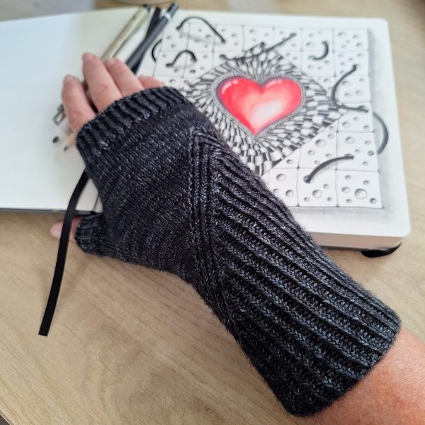 Saskia knit her M2 mitt in Symfonie terra colourway: black sans